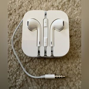 Apple White EarPods with 3.5mm headphone plug, brand new